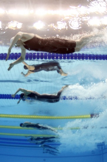 图文-全运会男子200米蝶泳半决赛 水下争夺激