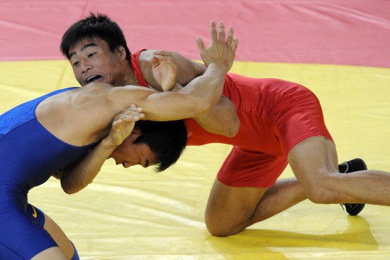 图文-男子自由式摔跤74公斤级赛况 双方寸土必争
