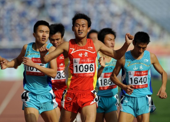 图文-全运会田径男子1500米预赛 马吉福率先撞
