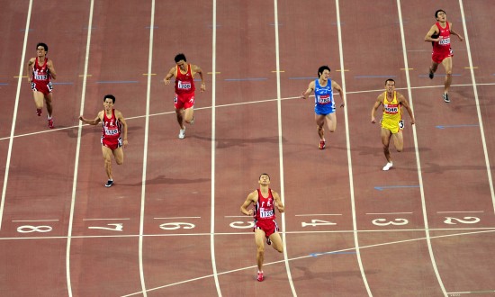 图文-全运会男子400米决赛 刘孝生率先冲过终点