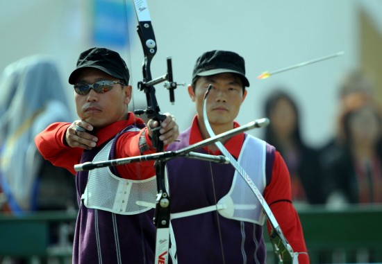 图文-全运射箭男子反曲弓团体赛 永富军在比赛中