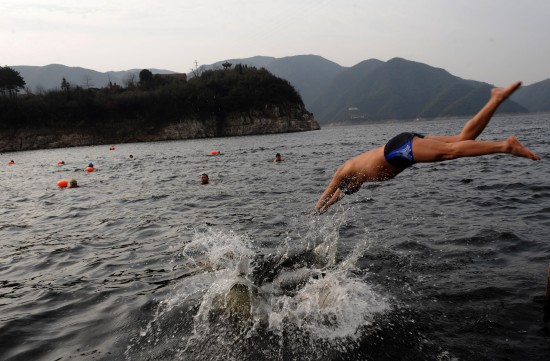 图文-运动活力开启新年 冬泳爱好者跃入梅山水库