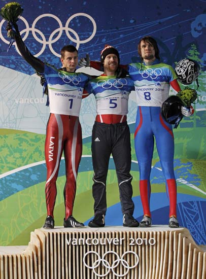 图文-冬奥会男子俯式冰橇比赛 前三名战争领奖