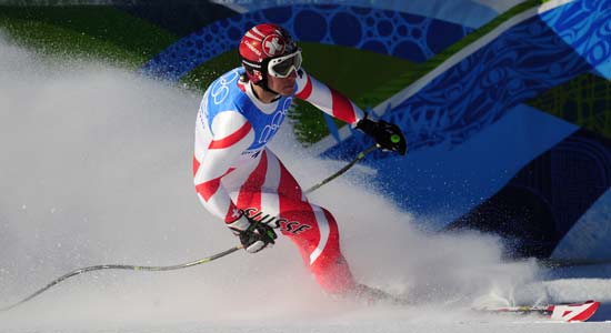 图文-高山滑雪男子超级两项全能 选手疾驰而下