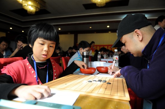 图文-全国五子棋团体锦标赛开赛小选手黄琦雯