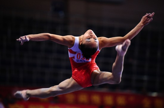 图文全国体操冠军赛女子资格赛肌肉线条优美