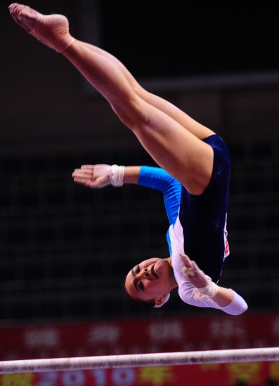 图文-全国体操冠军赛女子资格赛 空中展示美腿