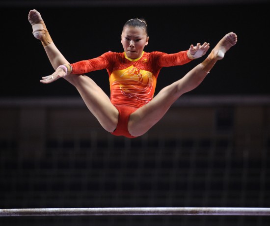 图文-全国体操冠军赛女子资格赛 高低杠女王出
