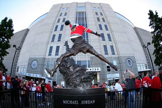 图文-乔丹铜像大变身助阵NHL总决赛 吸引不少