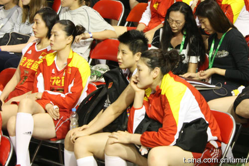 图文-瑞士女排精英赛中国vs波兰 队员之间关系