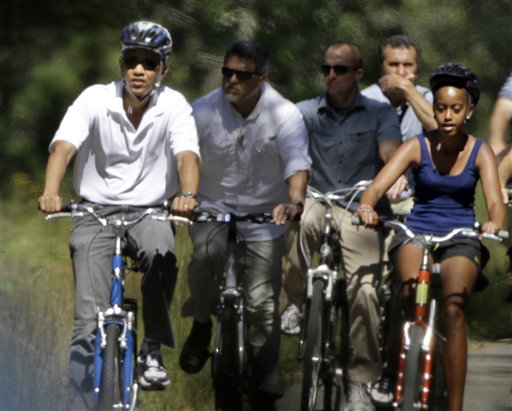 图文-奥巴马与爱女进行自行车比赛 保镖贴身保