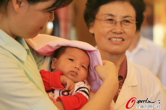 图文-杜丽携满月宝宝离开护理中心 可爱的小家