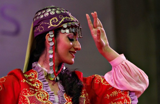 图文-举重世锦赛开幕式 土耳其传统舞蹈表演_