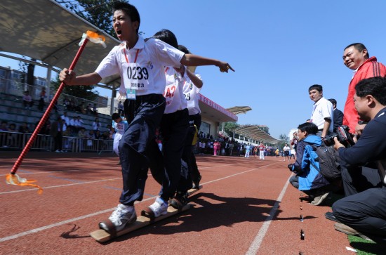 图文-天津举办少数民族传统运动会 板鞋竞速比赛