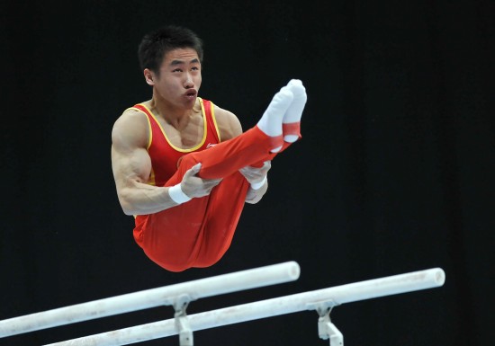体操世锦赛 其他 图集 正文   10月19日,中国运动员严明勇在男子双杠