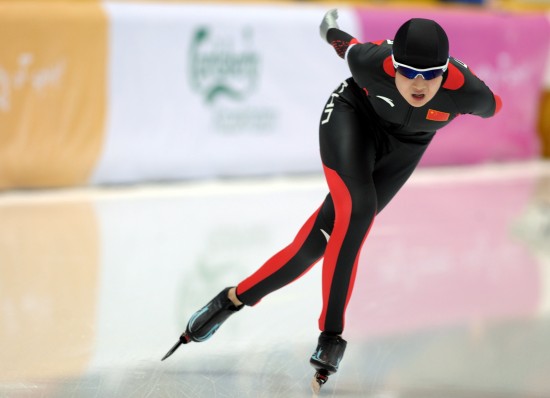 图文亚冬会速度滑冰女子5000米王舰露姿势标准