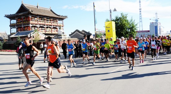 图文-铁木真国际草原马拉松极限挑战赛 选手出