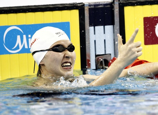 图文-女子200米蝶泳决赛焦刘洋夺冠 特色庆祝