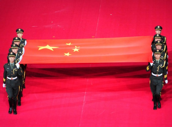 图文深圳大学生夏季运动会开幕式五星红旗入场