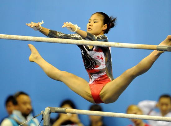 图文-大运女子高低杠日本选手封后 美浓部由比赛中