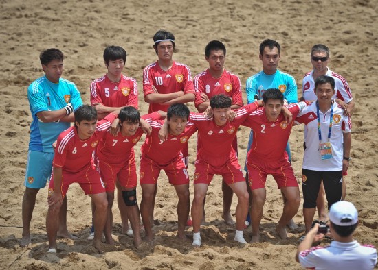 图文-亚沙会16日足球赛况 中国队成员赛前合影