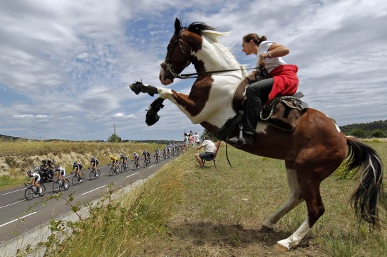 图文-环法自行车赛第13赛段赛况 观众骑马观看