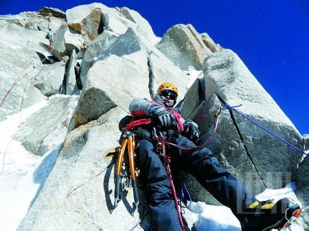 登山队员搭厨师极限攀登四姑娘山幺峰_登山-攀