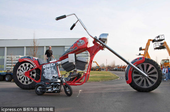 意大利男子造出5米高世界最大摩托车