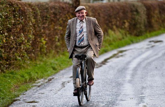英国80岁老人身怀绝技倒骑自行车70年_骑行-