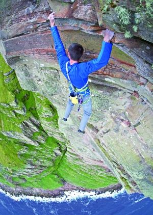 青年徒手攀登英国最危险海崖(图)_图片_新浪户