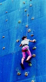 7岁小学生10分钟攀上18米高墙_登山-攀岩_新