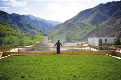 9月19日，门头沟区斋堂镇煤窝沟，当地正在建设食用菌基地，厂房屋顶种上了草坪。新京报记者 李飞 摄