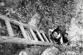 湖南山村小孩爬悬崖天梯上学_登山-攀岩_新浪