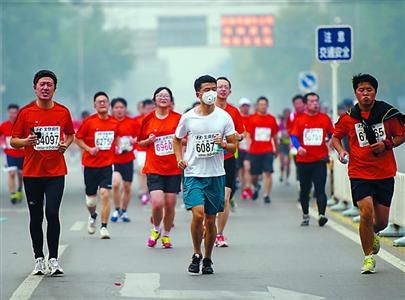 选手在雾霾中跑马拉松。