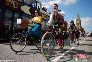 英国举行复古骑行 伦敦街头上演时光穿梭