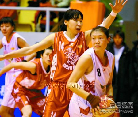 图为哈药队球员苗立杰(左)防守立得女篮队员韩春奇.