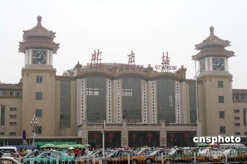 火车站为奥运提高服务质量 向旅客宣传文明礼