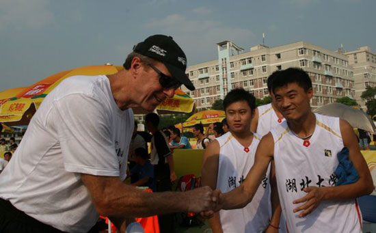 传奇教练团出席统一篮球嘉年华 收获中国特色