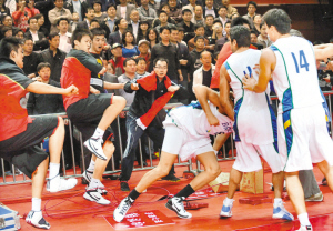 国字号告急:男足两线饮恨 男篮热身上演斗殴闹