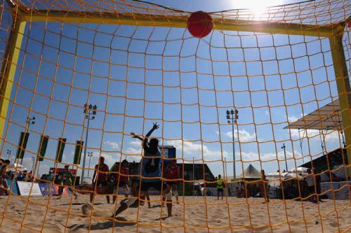 亚洲沙滩运动会: 沙滩手球之趣味转体射门2分