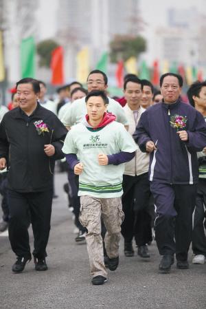 记者 钱擎/文成江/图 被华中科技大学"清退"之后,体操奥运冠军杨威