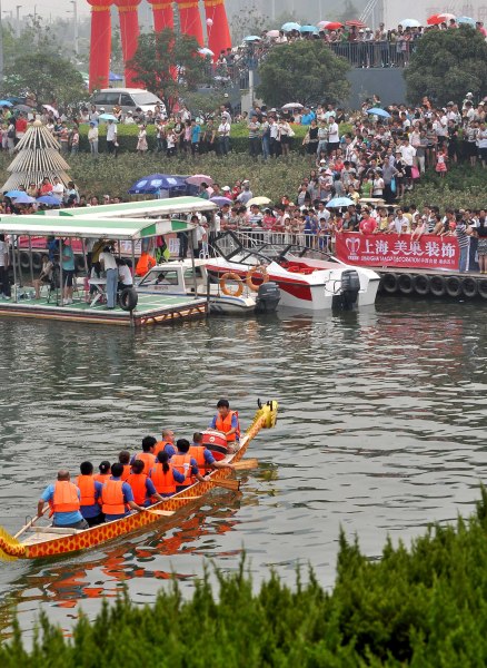 图文-河南郑州如意湖龙舟赛 参赛队伍划向起点