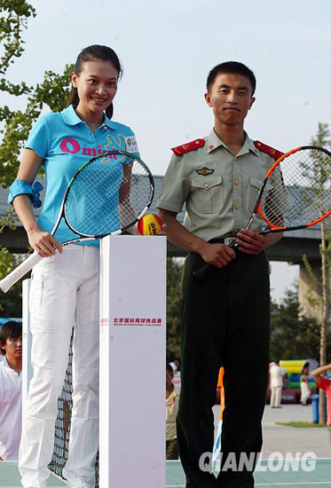 武警帅哥建军节观摩北京挑战赛与美女模特打球图