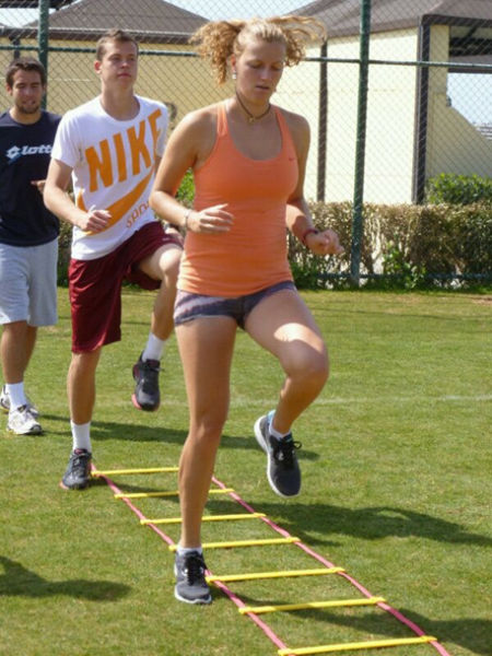 科娃透露封闭集训重心在提高体能 胃部肌肉仍