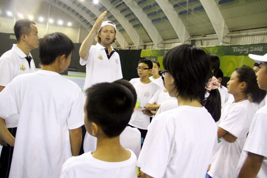 明日之星网球训练营开营 外教:中国小将训练水