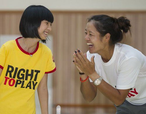 李娜造訪北京盲人學校與孩子玩耍