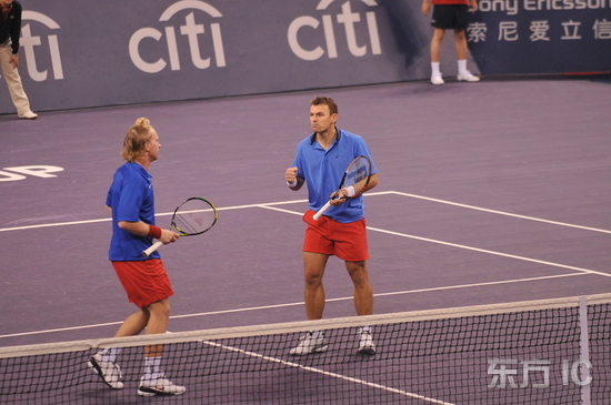 图文-大师杯双打温网冠军抢十输球 庆祝网前得