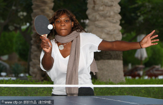 图文-WTA总决赛小威用乒乓球热身 握拍姿势很