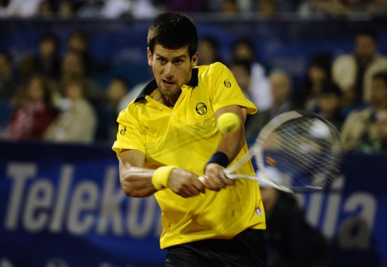 图文-塞尔维亚赛德约科维奇退赛 双手握拍回球