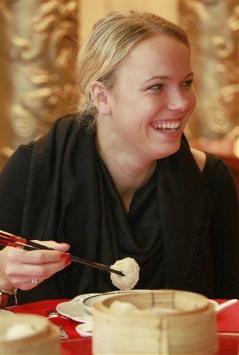 文-众女将出席香港精英赛宣传 沃兹娃用筷子熟